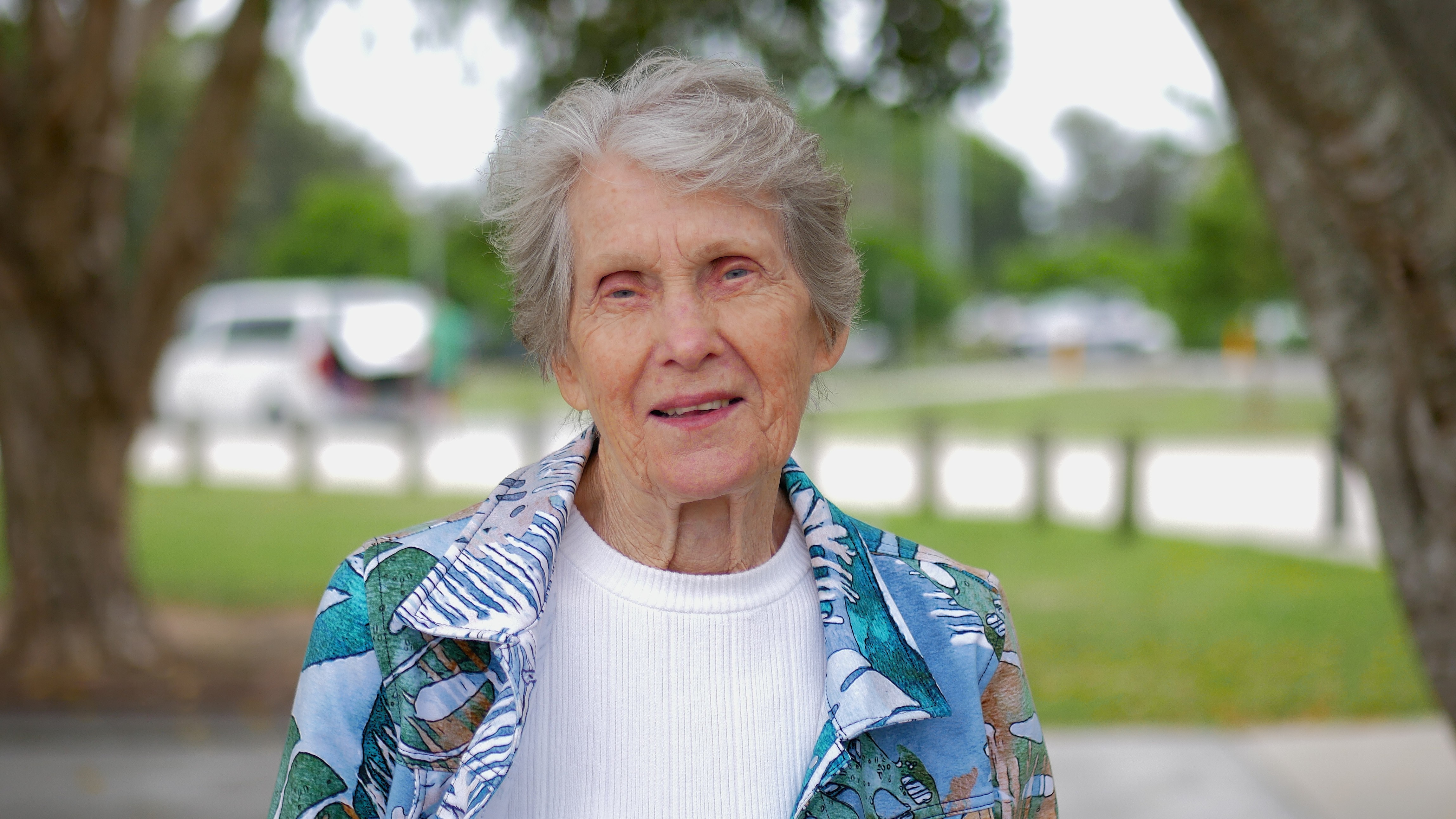 Mulher mais velha em um parque