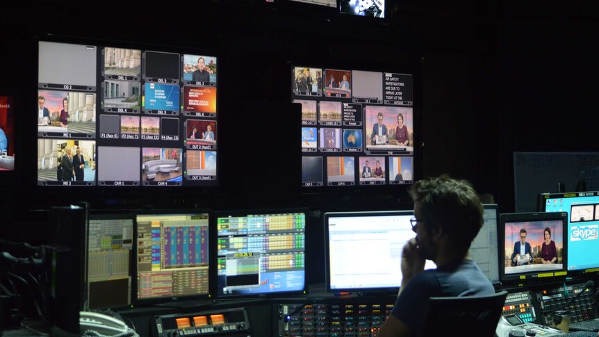 Sutradara ABC News Breakfast bekerja di ruang kontrol berita televisi di ABC Melbourne.