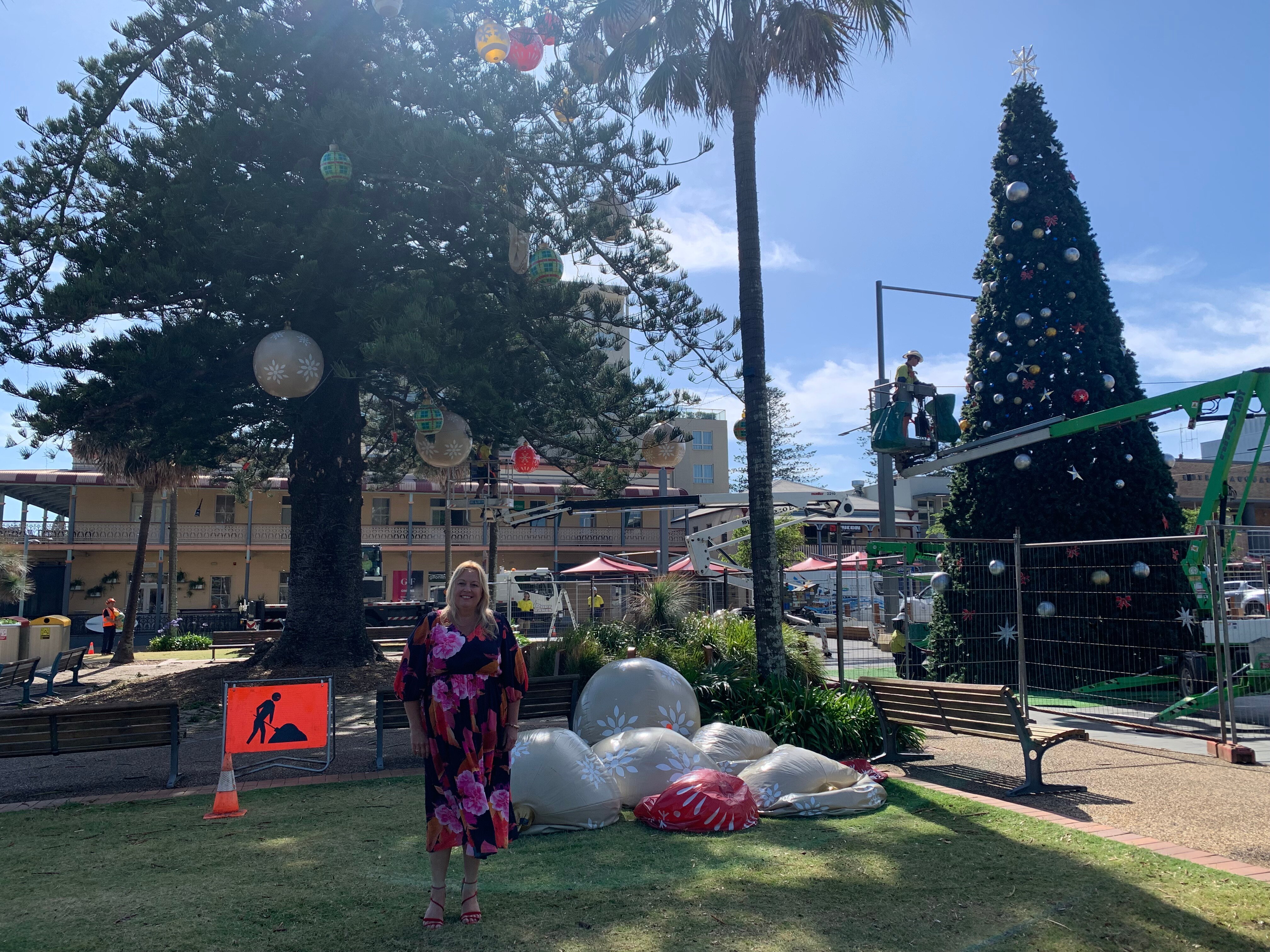 Christmas tree 'fail' laughed off by town mayor, replaced with fake version ABC News