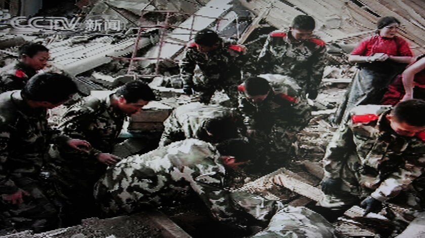 Chinese military search for survivors in quake rubble