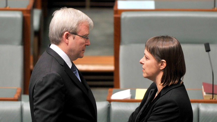 Kevin Rudd and Nicola Roxon talk in Lower House