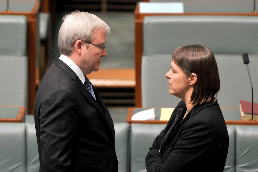 Kevin Rudd and Nicola Roxon talk in Lower House