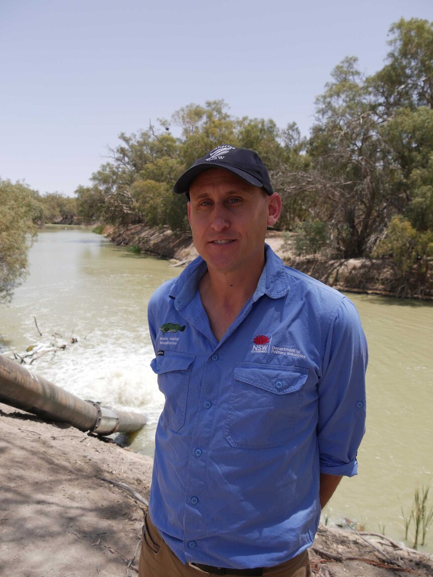 Iain Ellis from DPI Fisheries standing in front of a pump in the Darling River