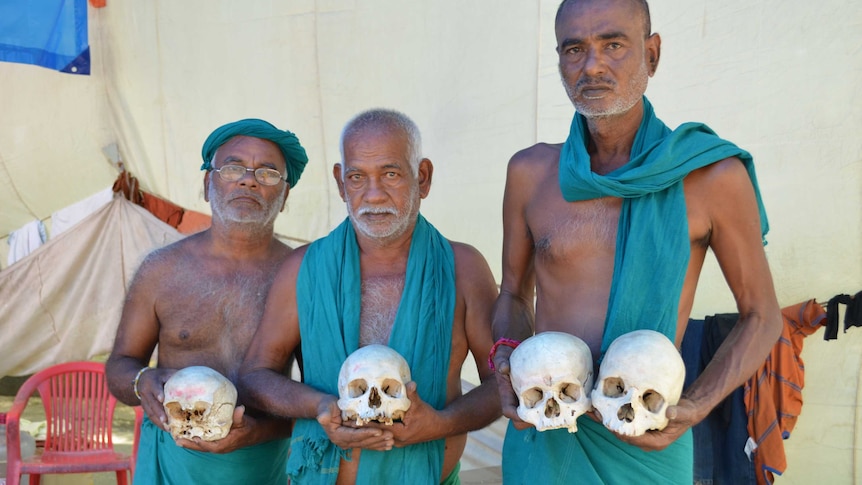 Farmers protest with skulls at Jantar Mantar in Delhi