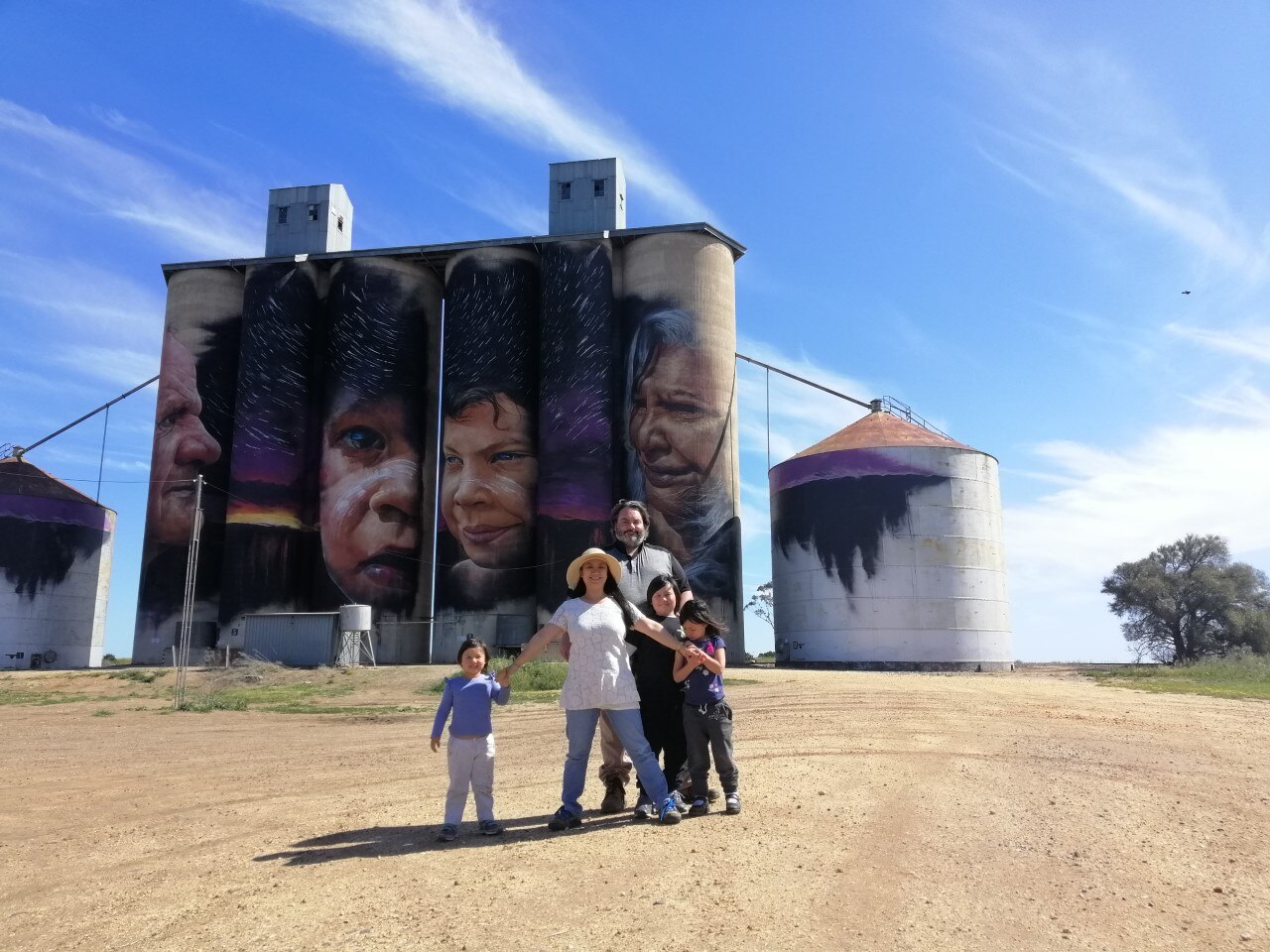 一位女士和几名孩子在一起