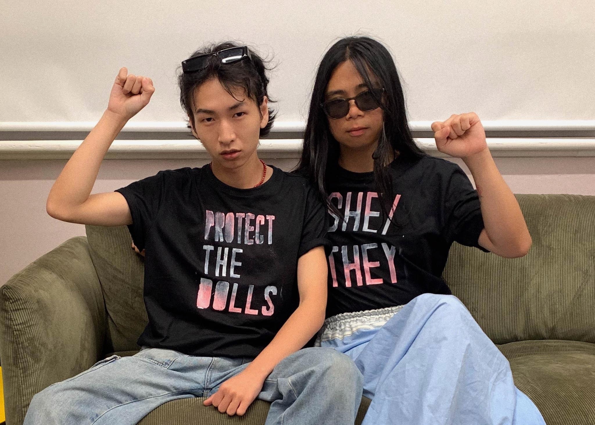 Damien Nguyen e Luna Choo em blusas pretas com 