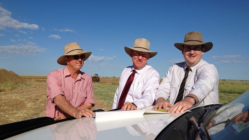 Ninian Stewart-Moore shows ministers Andrew Cripps and Jeff Seeney his plans