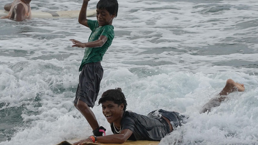 Des planches de surf d’occasion données pour inspirer la nouvelle vague de surfeurs aux Samoa