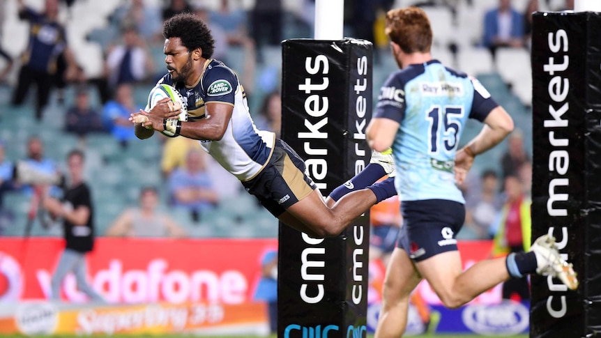 Henry Speight dives in against the Waratahs