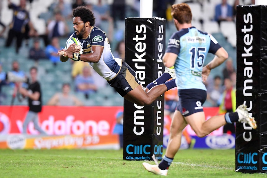 Henry Speight dives in against the Waratahs.