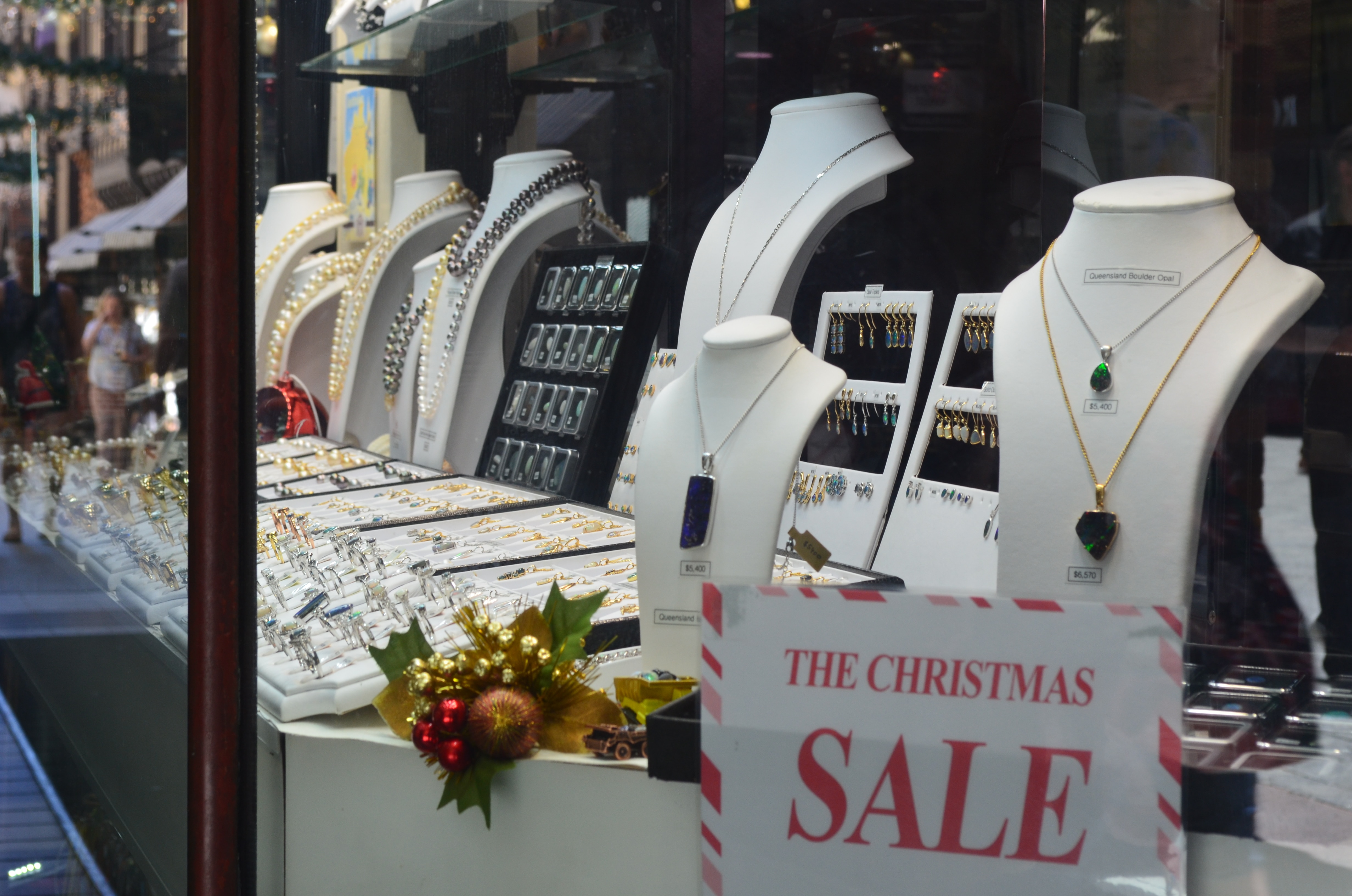 Colares e anéis são expostos em uma joalheria.