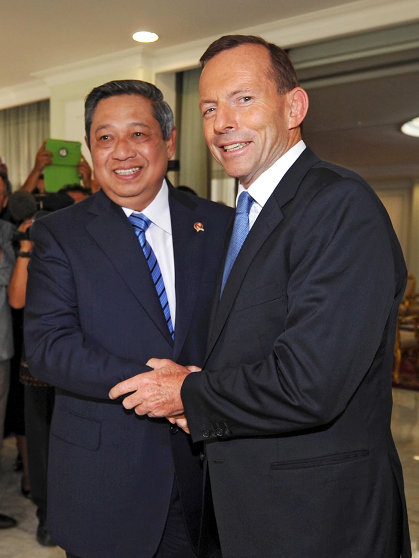 Opposition Leader Tony Abbott failed to bring up his policy of turning back the boats when he met with Indonesian president Susilo Bambang Yudhoyono.