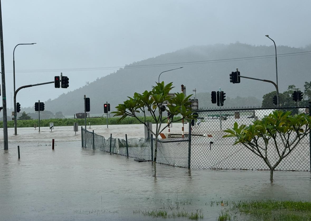 Flash flooding in Australia's wettest town, Tully, during 458mm downpour ABC News