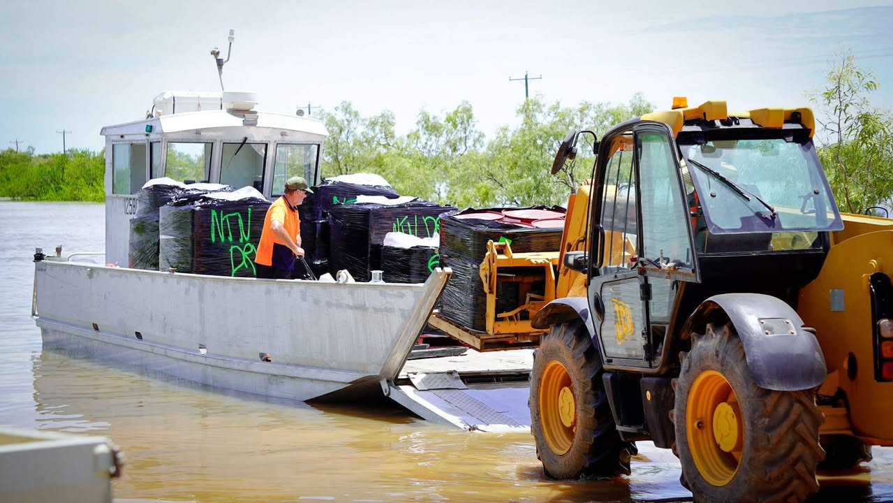 Um barco perto de um trator na água.