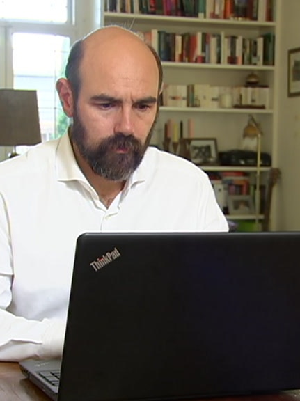 Lawyer Gideon Boas working on the computer.