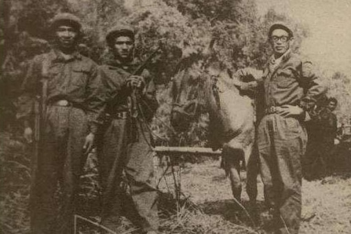 An old photo of Peng Jia Sheng standing next to a horse. 