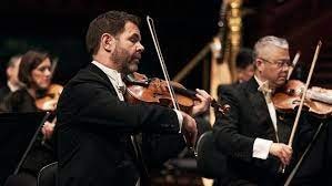 Andrew Haveron (centre) performing with the Sydney Symphony Orchestra