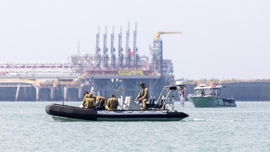 Navy team detonates suspected World War II bomb discovered in Darwin Harbour