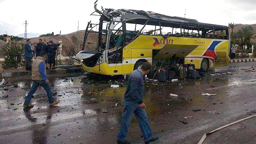 Bomb rips through tourist bus in Egypt