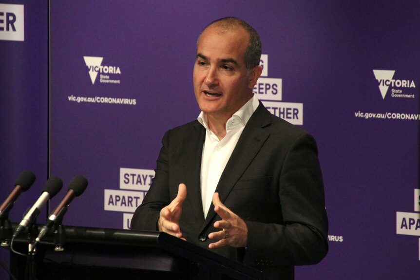 Une photo du ministre de l'Éducation de Victoria, James Merlino, lors d'une conférence de presse.