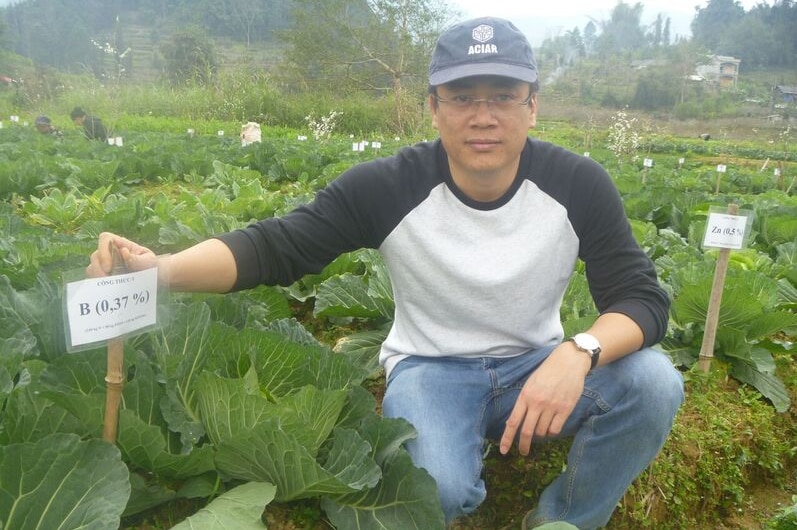 Dr Tran Minh Tien, Deputy Director of the Soils and Fertilisers Research Institute (in Hanoi) pictured in one of the project’s micronutrient trials in Na Kheo Commune, Bac Ha District, Lao Cai Province, Vietnam.