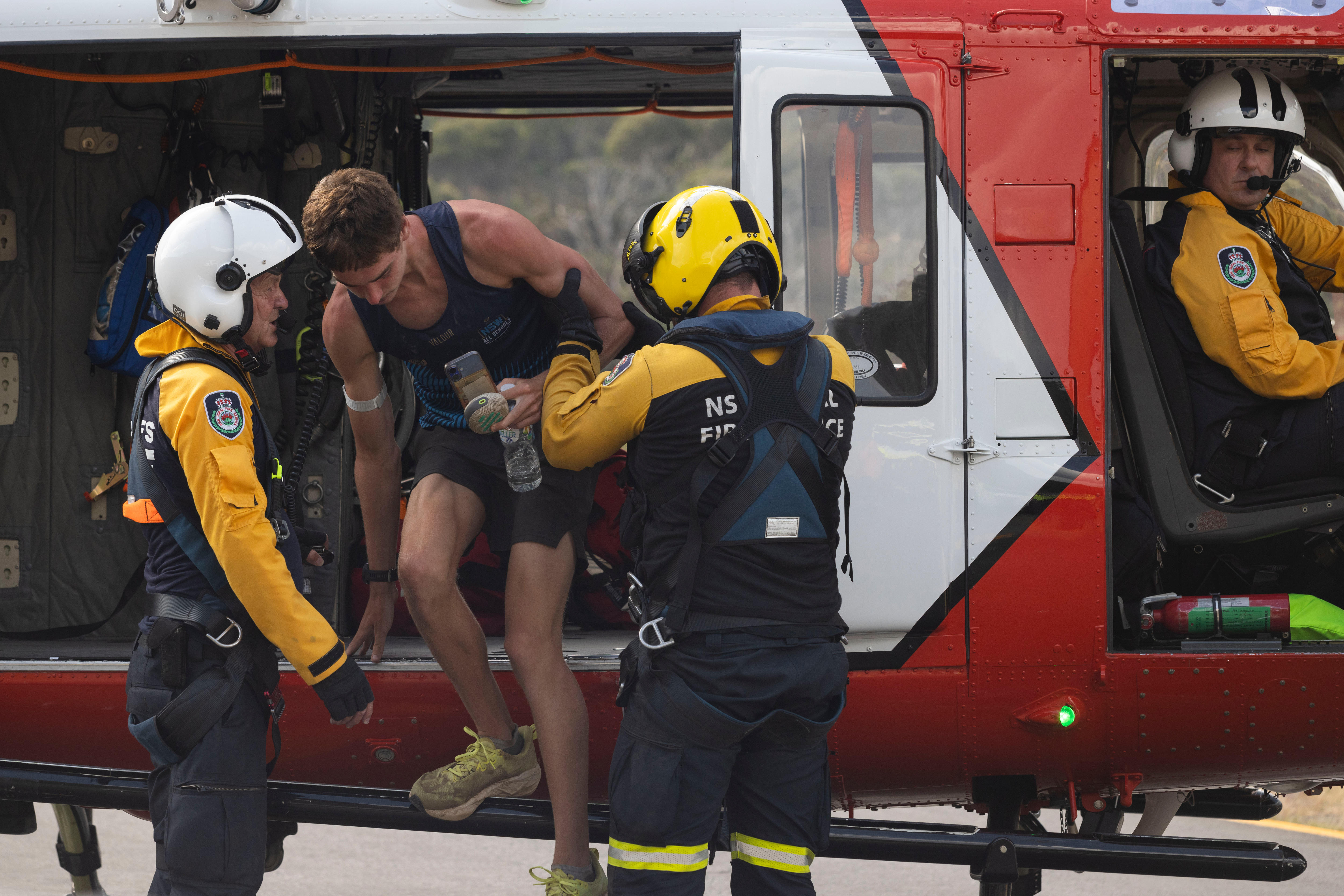 Uma criança é resgatada de um helicóptero. 