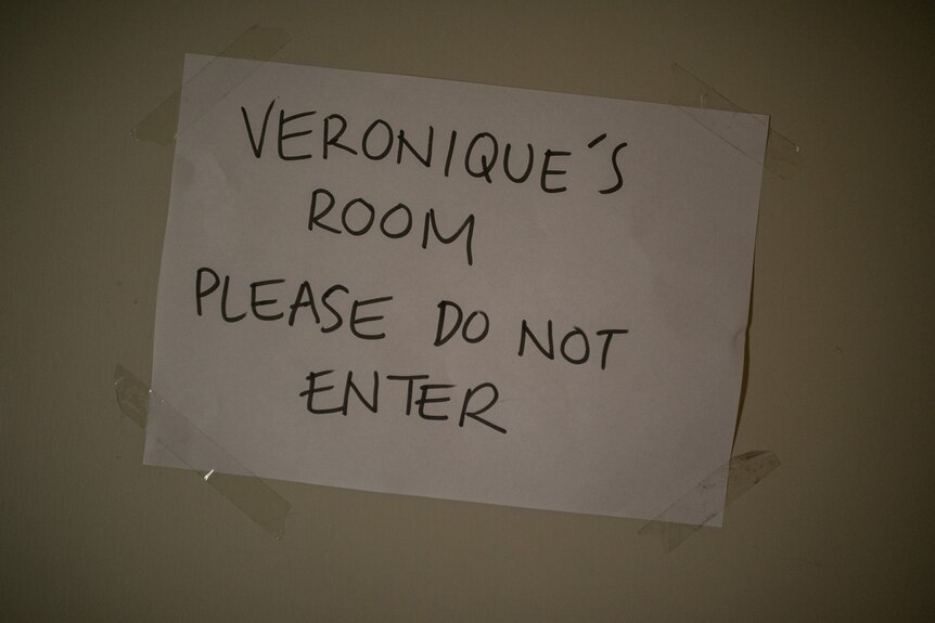 A sign written on a piece of paper that says: "Veronique's room please do not enter".