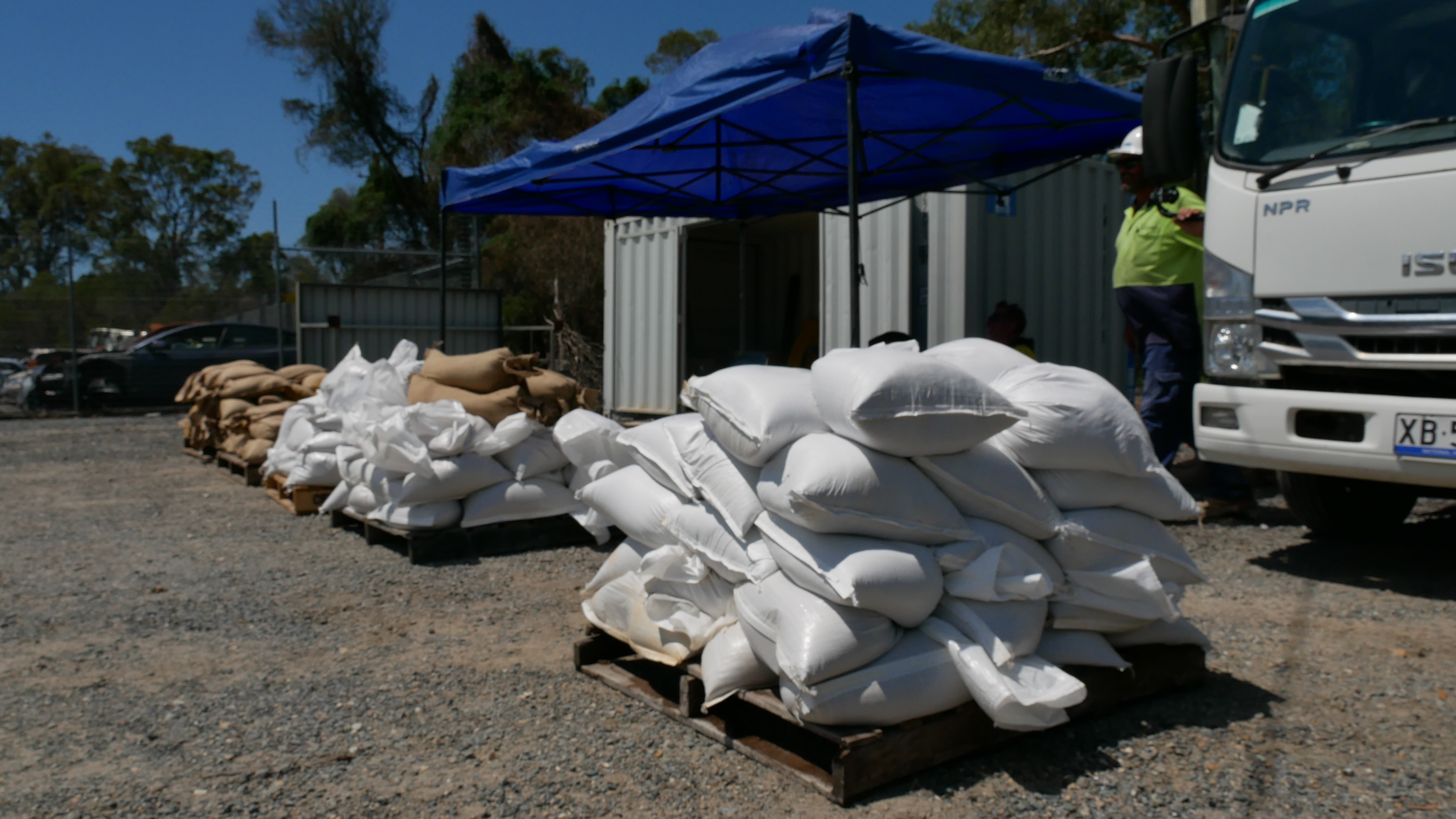 Una pila de sacos de arena.