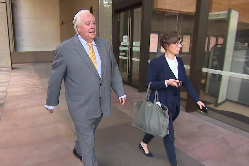 Clive Palmer walks into the Australian Federal Court