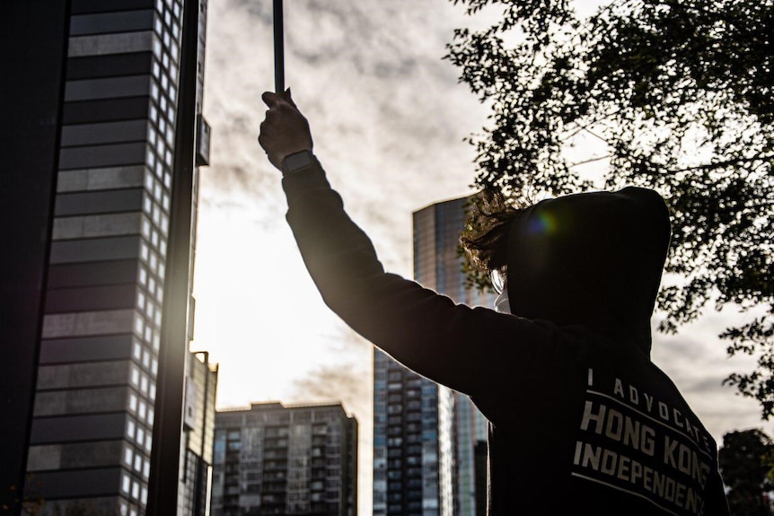 A photo of man's back wearing a hoodie saying "I advocate Hong Kong Independence"