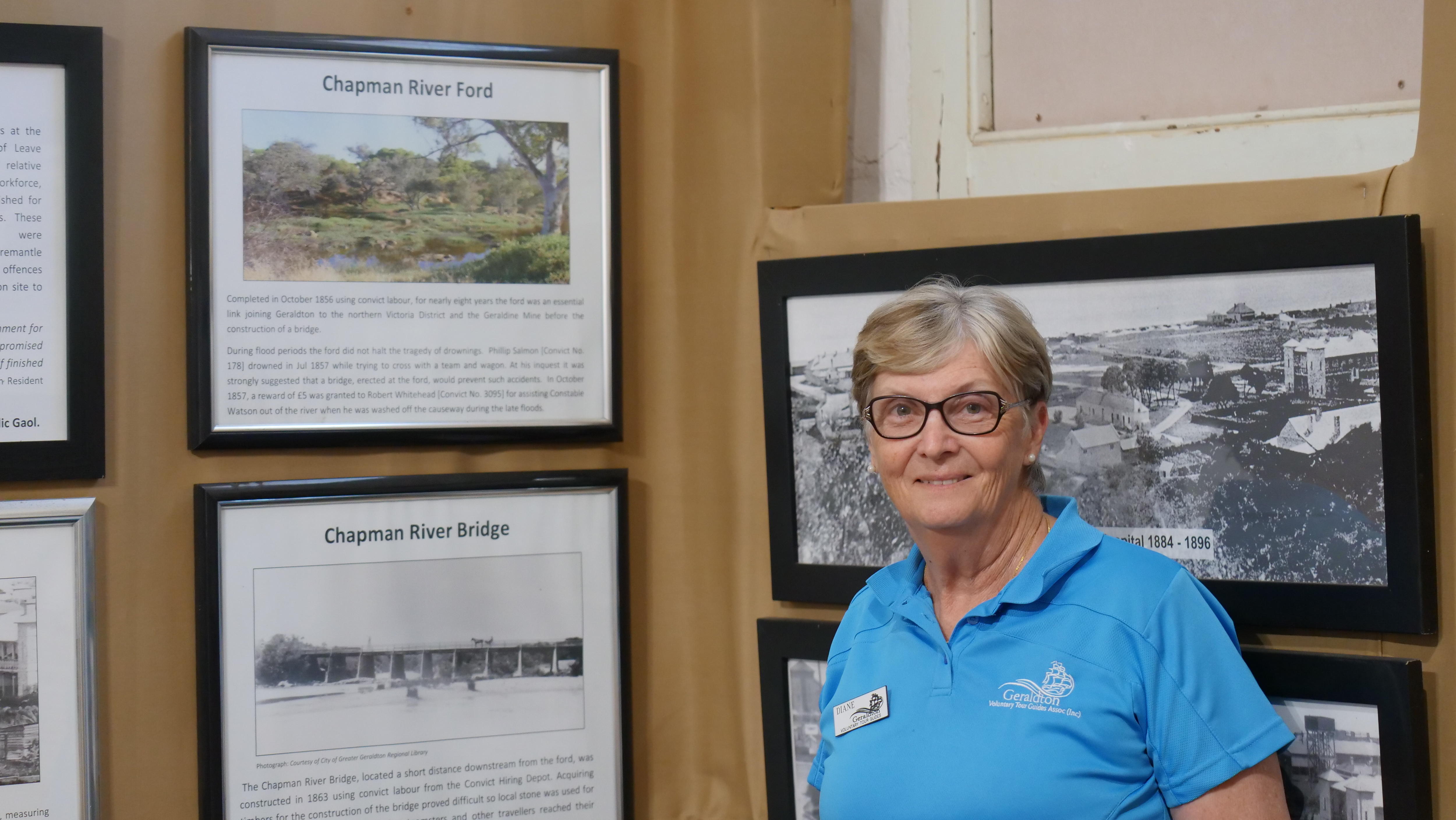 Um edifício de pedra com uma placa 