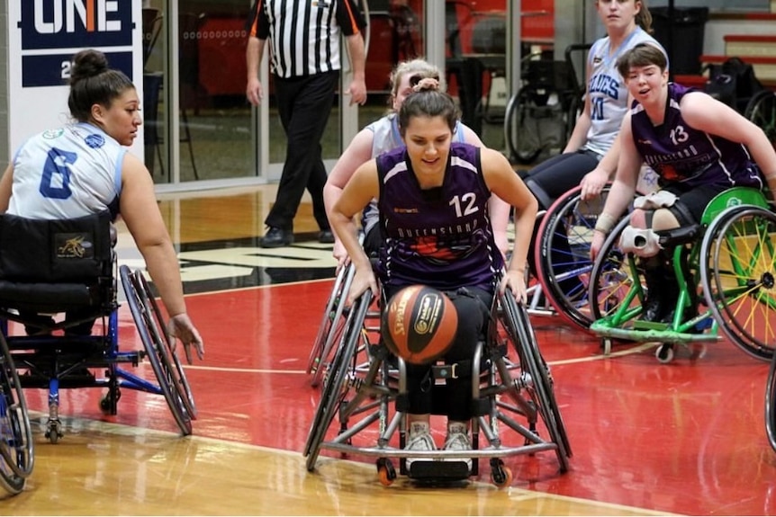 Un retrato de una mujer vistiendo su unión de baloncesto y sonriendo.