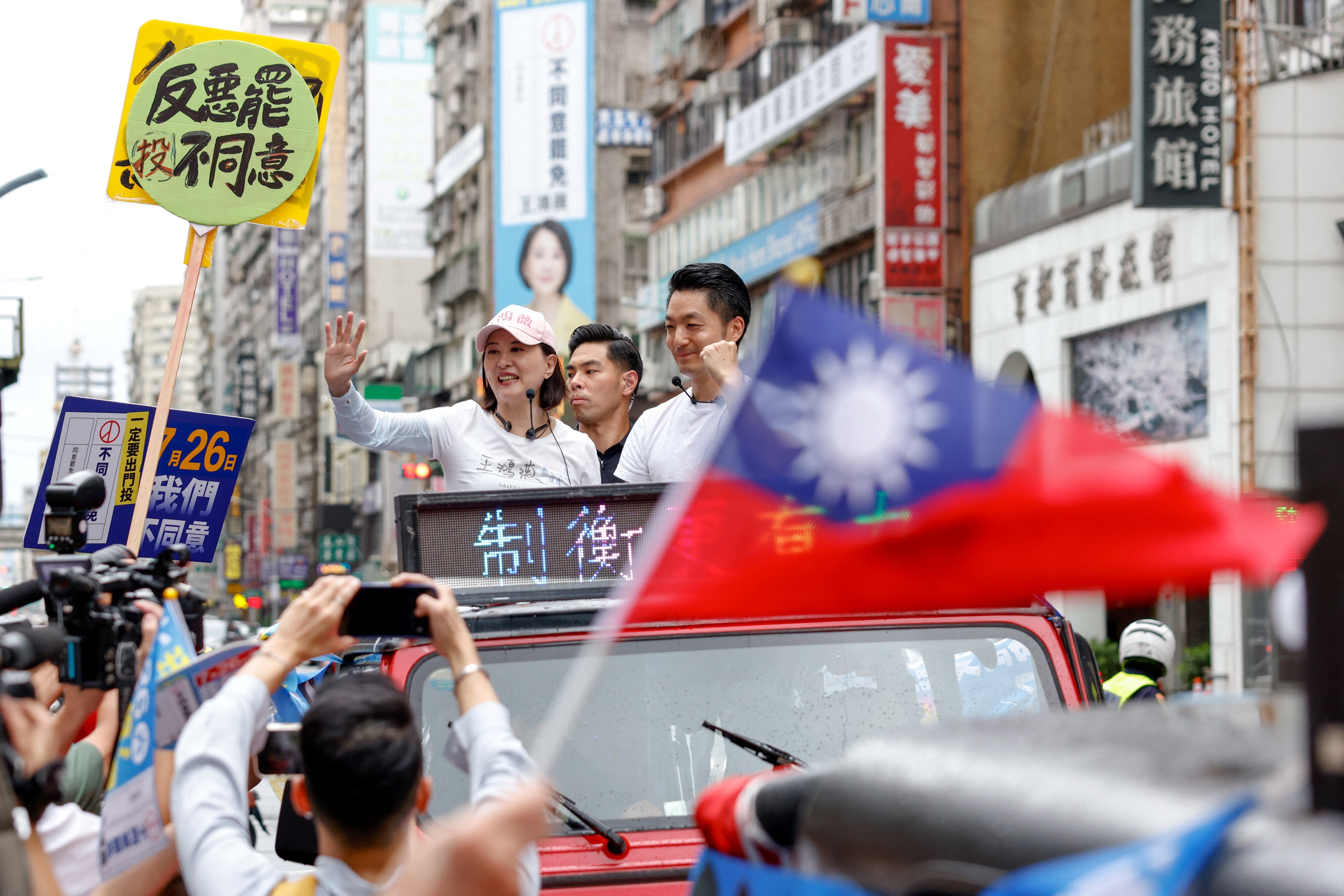 面临罢免投票的国民党籍立委王鸿薇在台北向支持者致意。