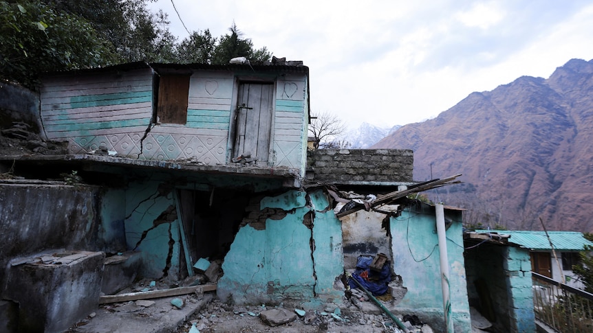 Le naufrage d’une ville himalayenne oblige les habitants à quitter leurs maisons et met en lumière la ruée vers l’hydroélectricité en Inde