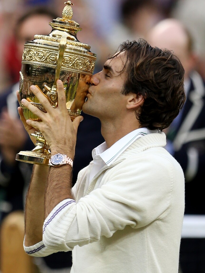 Federer kisses Wimbledon trophy