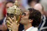 Federer kisses Wimbledon trophy