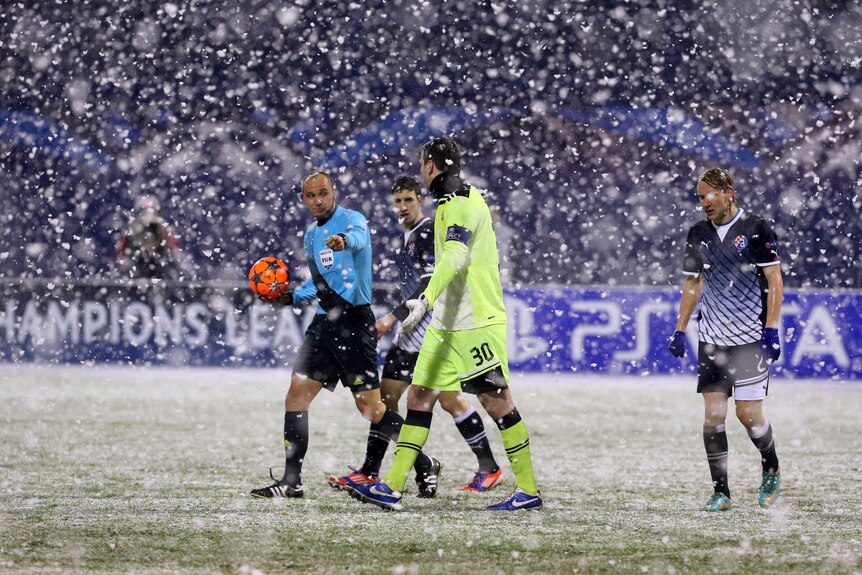 Referees had to stop the Dinamo Zagreb-Dynamo Kiev match for 10 minutes due to snow covering the lines.