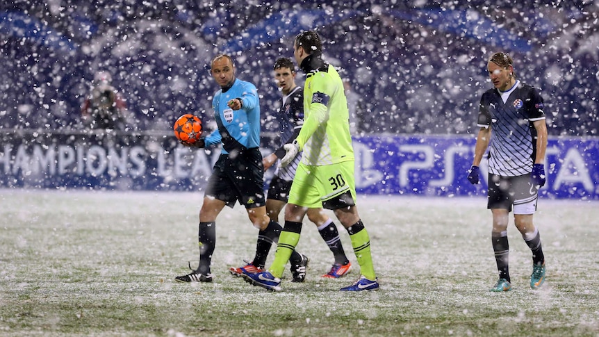 Referees had to stop the Dinamo Zagreb-Dynamo Kiev match for 10 minutes due to snow covering the lines.