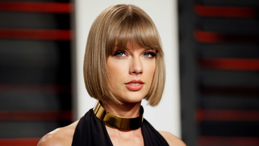 Singer Taylor Swift poses for photo at party.