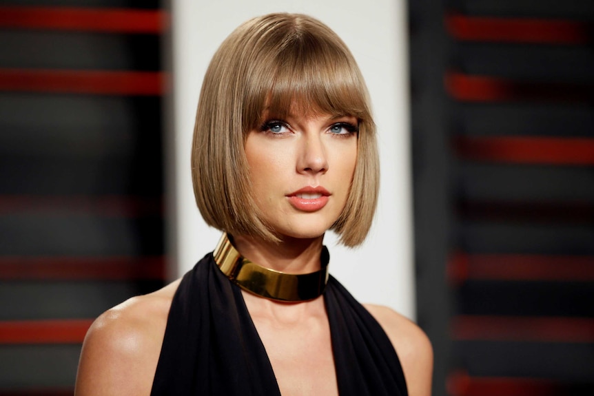 Singer Taylor Swift poses for photo at party.