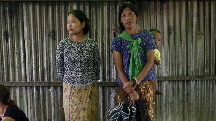Perempuan dari etnis Kachin menghabiskan waktu mereka di dapur umum di sebuah kamp pengungsian.