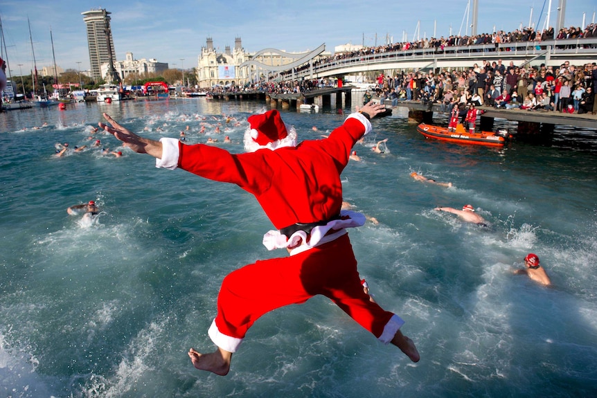 The real santa. Дед Мороз в прыжке. Дед Мороз прыгает. Санта в прыжке.