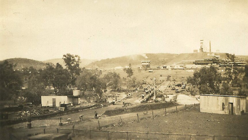 Sepia photograph of the Isa Street bridge being built in 1932.