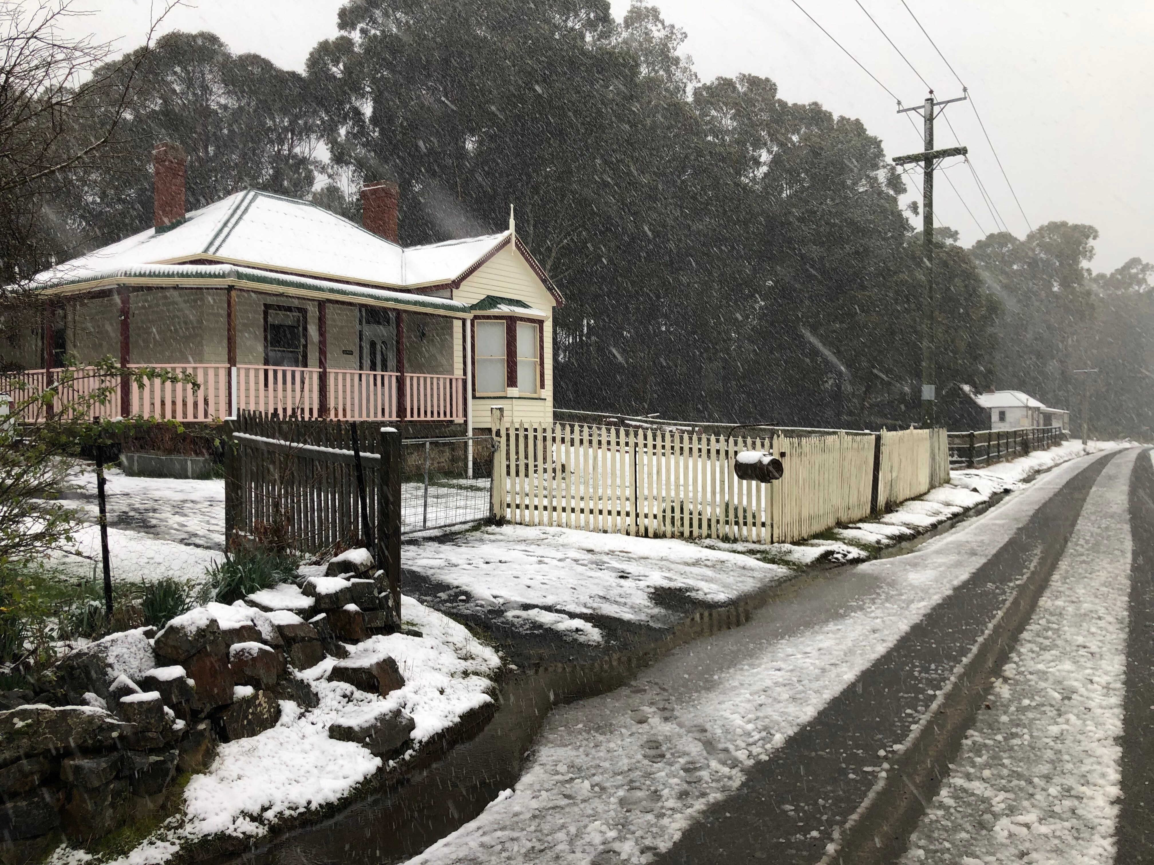 Hobart wakes to lowaltitude snow as 'vigorous cold front' hits