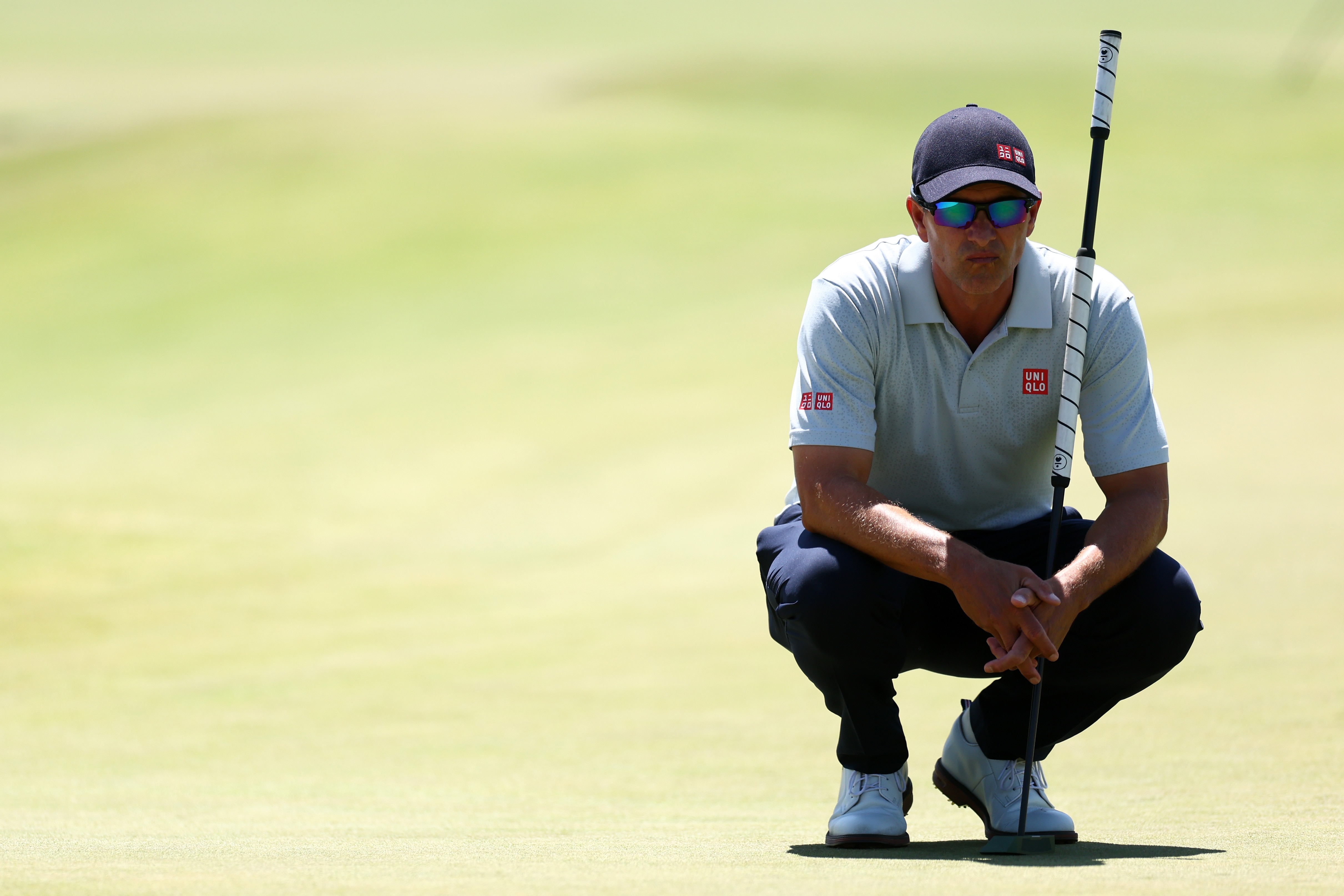 Adam Scott se prepara para hacer putt en el Abierto de Australia