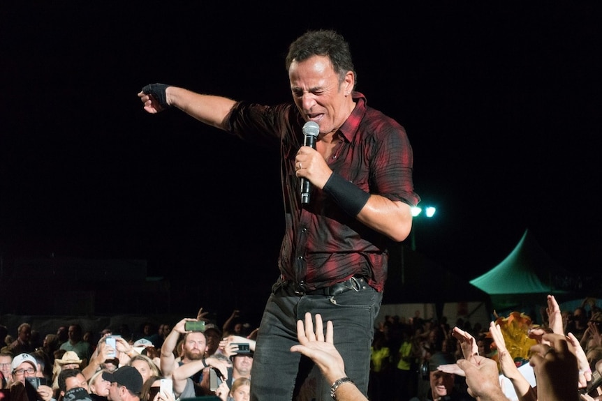 Bruce Sringsteen sings on stage