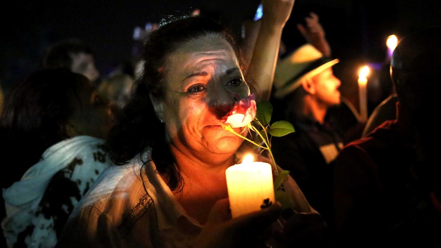 Crowds mourn for Nelson Mandela