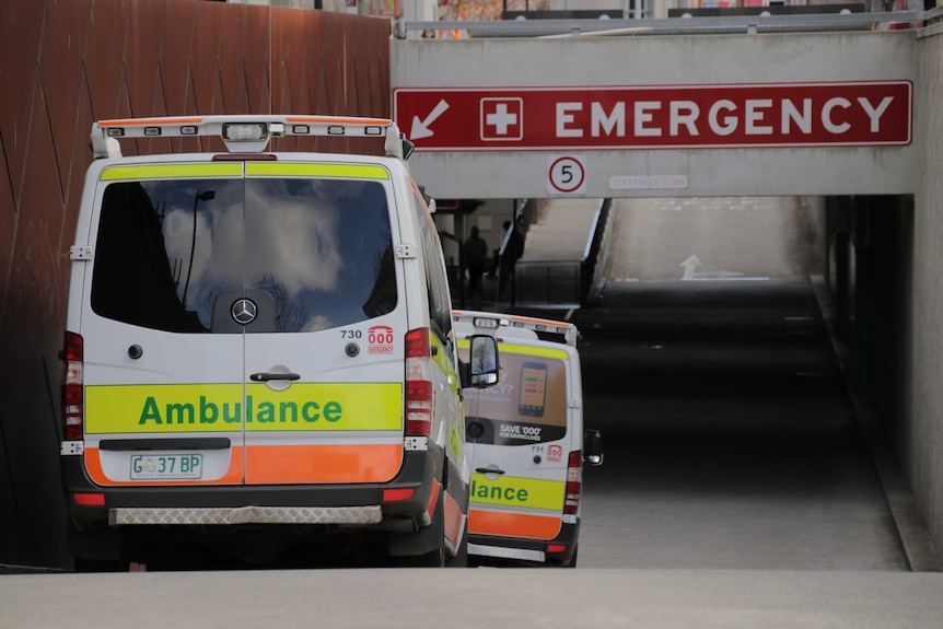 Une file d'ambulances a fait la queue sur la rampe menant au service des urgences de l'hôpital Royal Hobart.