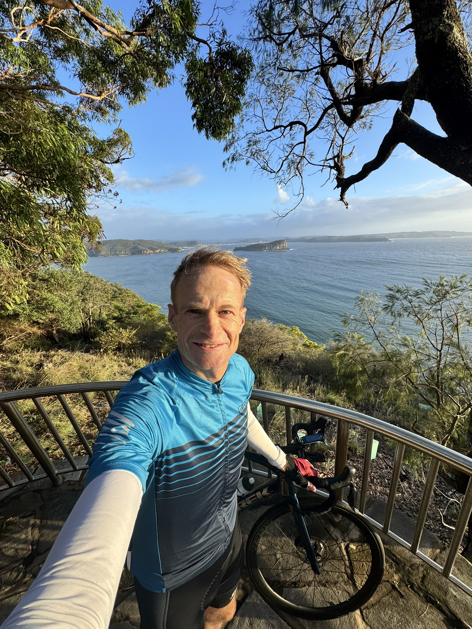 una selfie del profesor Richard Scolyer con su bicicleta en un parque nacional de Sydney al fondo