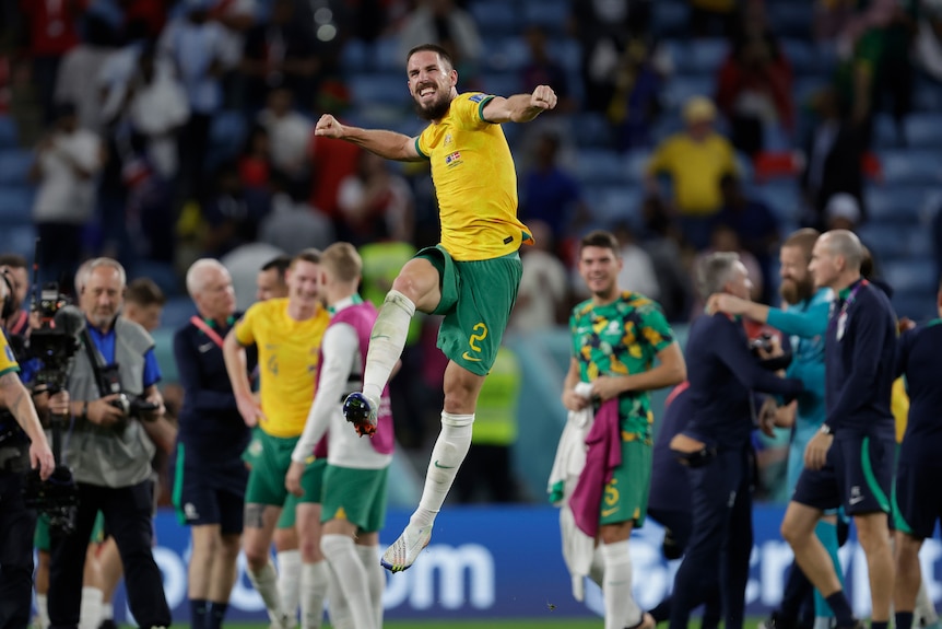 Milos Degenek d'Australie célèbre la victoire lors du match de Coupe du monde entre l'Australie et le Danemark